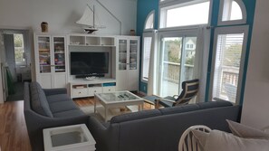 Smart TV, DVD player, table tennis, stereo