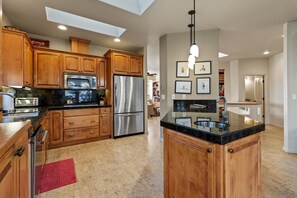 冷蔵庫、電子レンジ、オーブン、コンロ