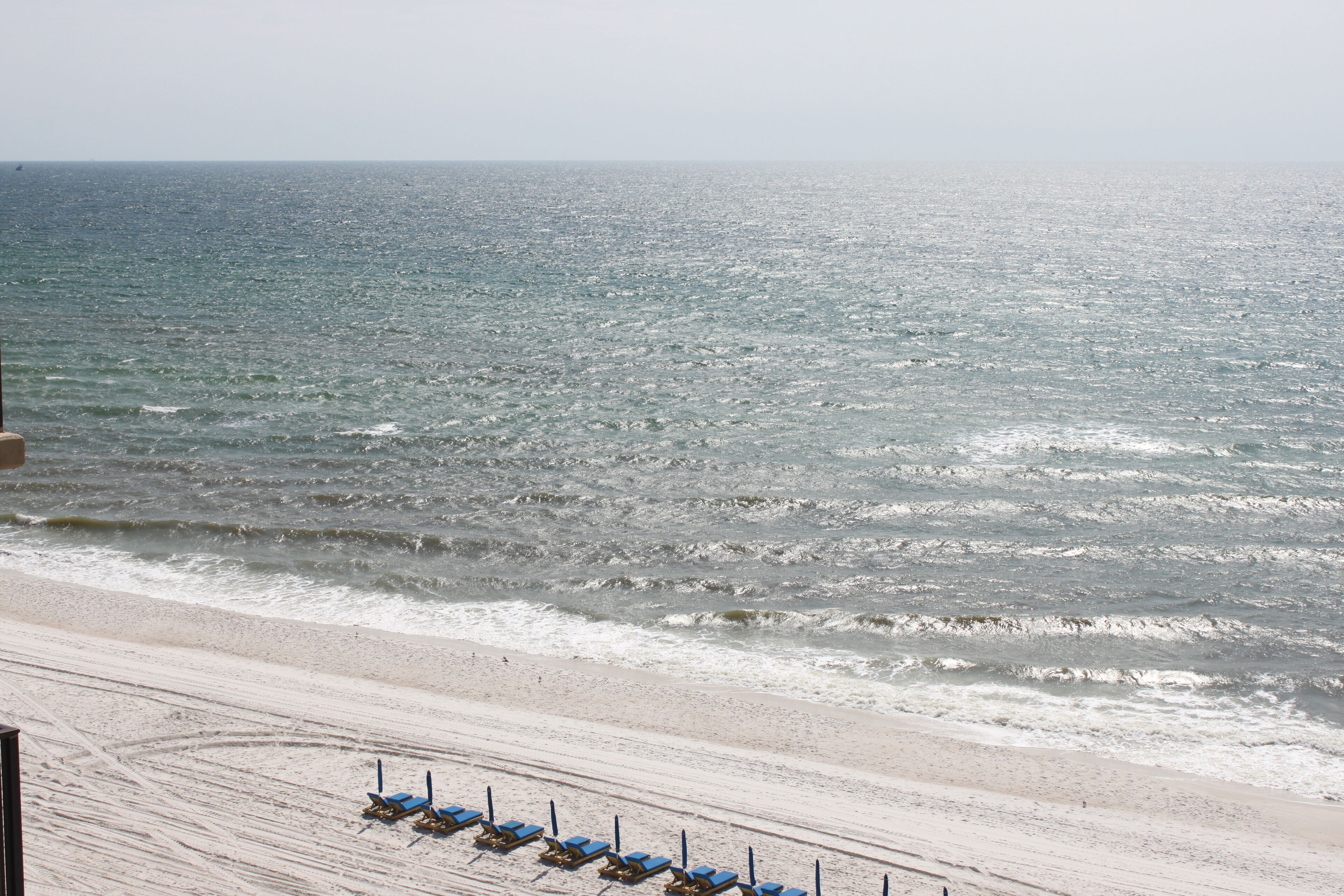 Plage, chaises longues