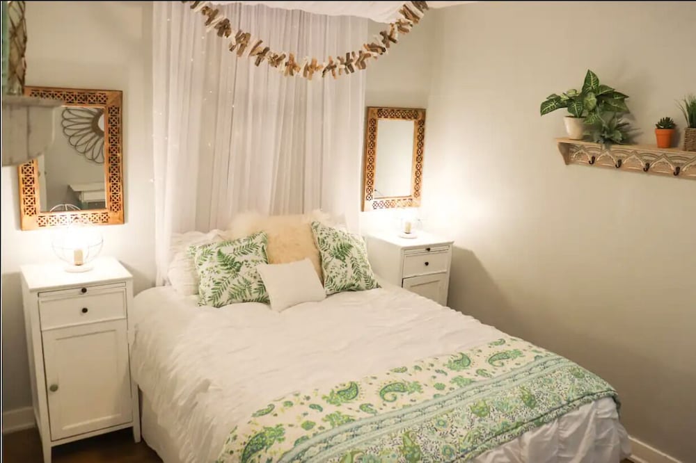 Cottage in the Country-Only 30 min. from Waterton!! Sleeps 6 -Hot Tub!