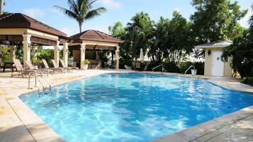 Alberca al aire libre y alberca climatizada