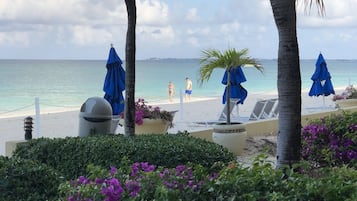 En la playa, camastros y toallas de playa