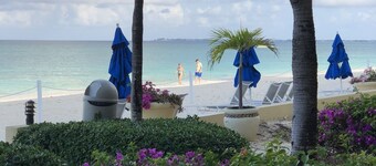 LUGUNA DEL MAR BEACHFRONT LOCATION ON SEVEN MILE BEACH