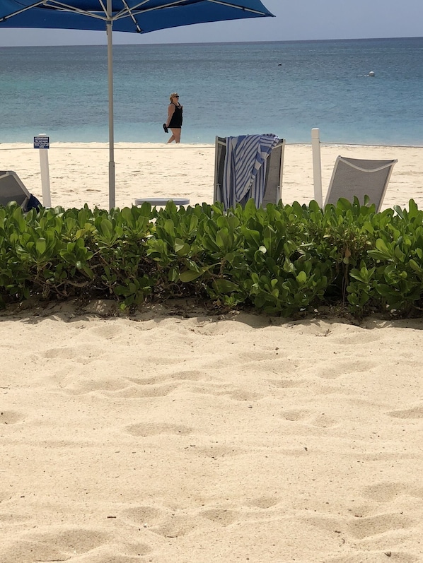 En la playa, camastros y toallas de playa