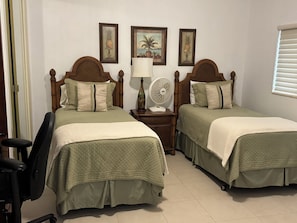 3 habitaciones, tabla de planchar con plancha, wifi y ropa de cama