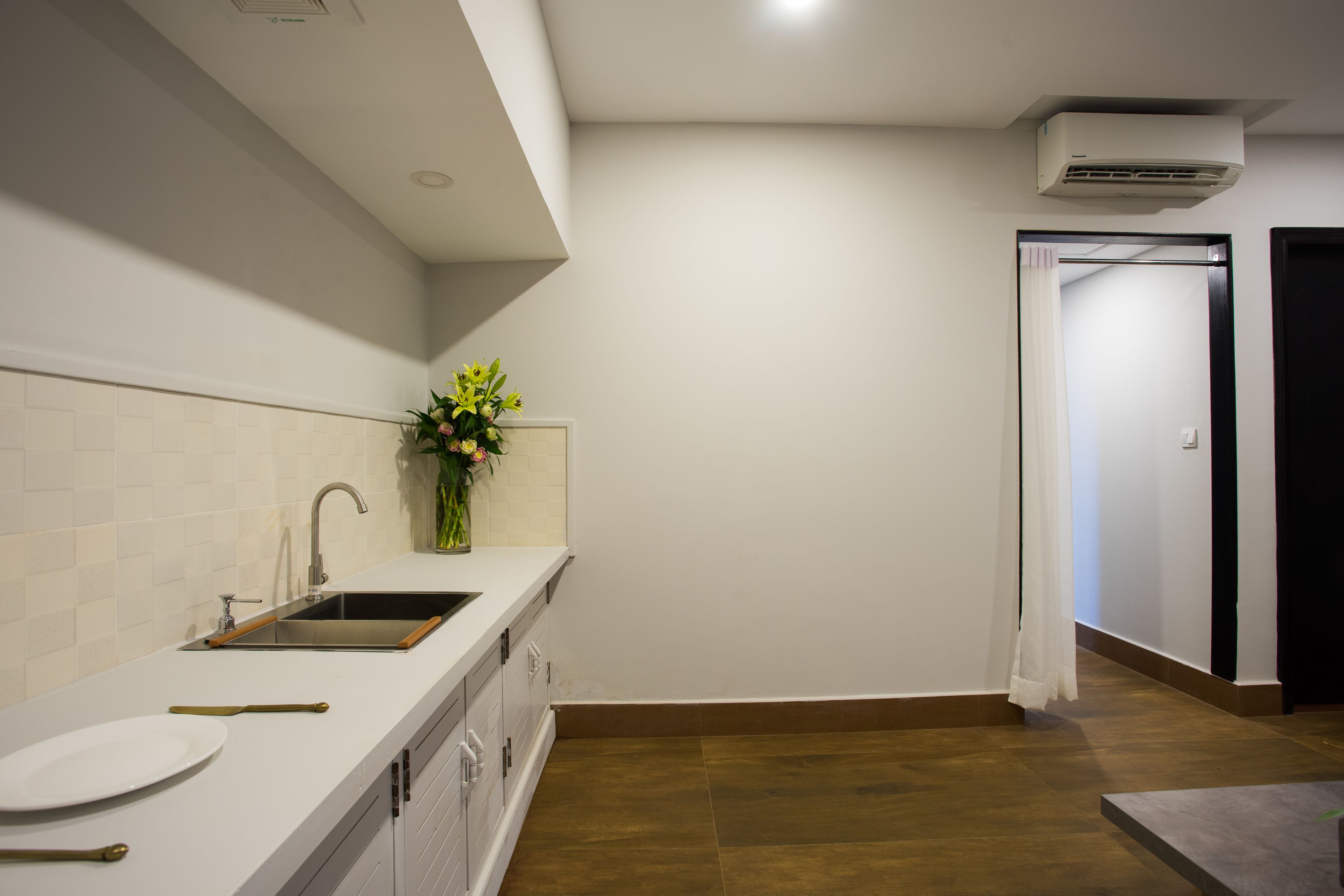 32-inch lcd tv with cable channels, tv, fireplace