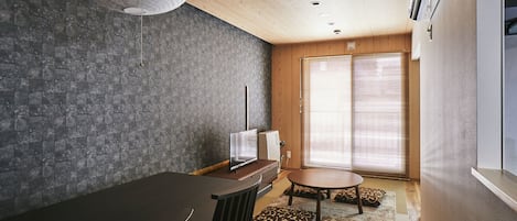 Escritorio, wifi gratis y acceso para silla de ruedas