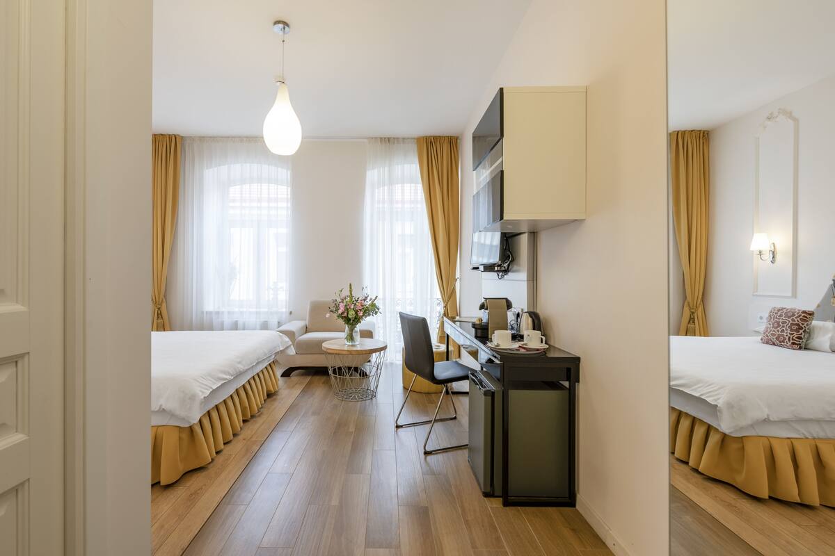 Habitación doble clásica | Área de sala de estar | Televisión LED
