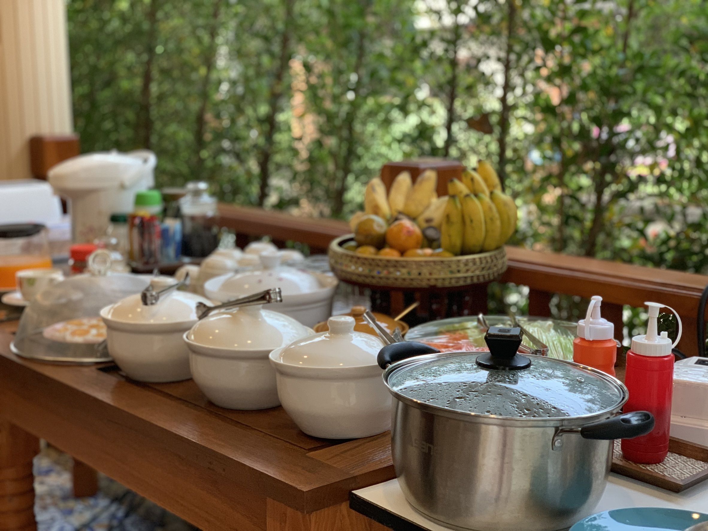 Sarapan prasmanan setiap hari (THB 150 per orang)