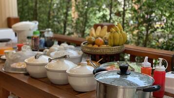 Sarapan prasmanan setiap hari (THB 150 per orang)