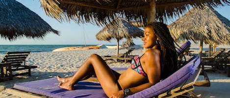 Ranta lähistöllä, valkoista hiekkaa, rantakuljetuspalvelu