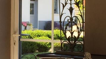 Serveert ontbijt, lunch, diner, tuinzicht