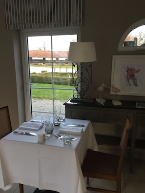 Daily cooked-to-order breakfast (EUR 18 per person)