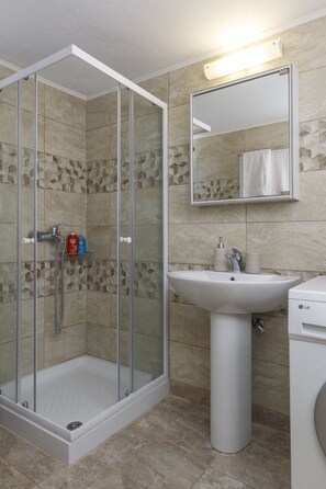 Combined shower/tub, hair dryer, towels, soap