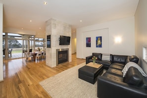 Smart TV, fireplace