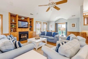 Téléviseur, foyer, lecteur de DVD, chaîne audio