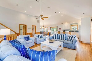 Téléviseur, foyer, lecteur de DVD, chaîne audio