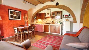 Télévision, livres, chaßne hi-fi, espaces bureaux