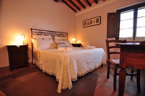 2 chambres, bureau, fer et planche à repasser, lit parapluie