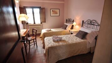 2 chambres, bureau, fer et planche Ă repasser, lit parapluie