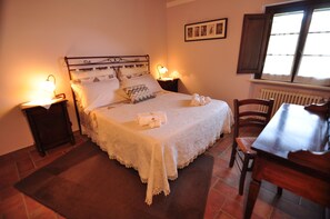 2 habitaciones, escritorio y tabla de planchar con plancha 