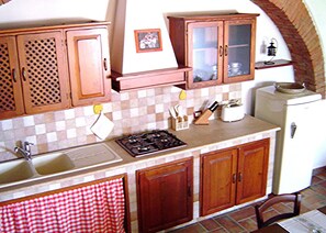 Réfrigérateur, four, plaque de cuisson, cafetière/bouilloire