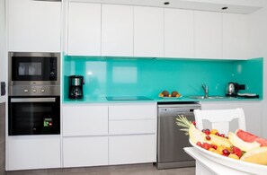 Een koelkast, een microgolfoven, een oven, een vaatwasser