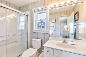 Combined shower/tub, towels