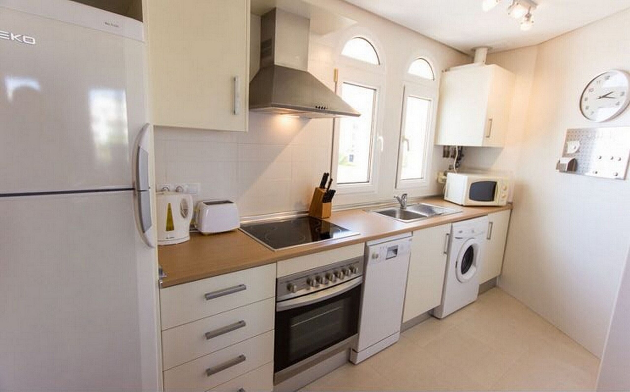 Kühlschrank, Mikrowelle, Ofen, Geschirrspüler