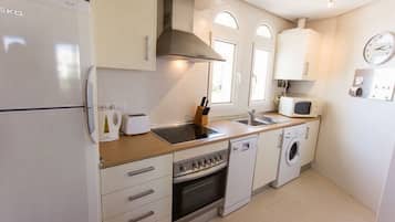 Een koelkast, een magnetron, een oven, een vaatwasser