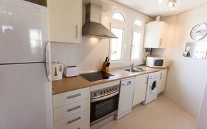 Een koelkast, een magnetron, een oven, een vaatwasser