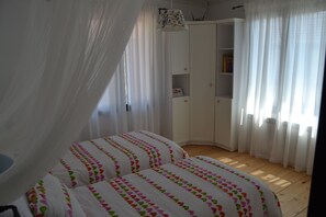 5 habitaciones, tabla de planchar con plancha, wifi y ropa de cama 