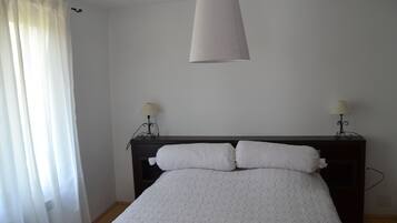 5 dormitoris, planxa i posts de planxar, wifi i roba de llit