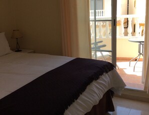 3 slaapkamers, een strijkplank/strijkijzer, wifi, beddengoed