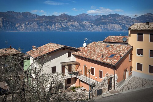 Casa Giuditta-Apartment in the historic center of Cassone, Casa Giuditta - Appartamento nel centro s