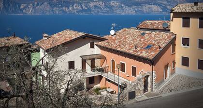 Casa Giuditta-Apartment in the historic center of Cassone, Casa Giuditta - Appartamento nel centro s