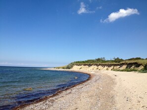 بالقرب من الشاطئ