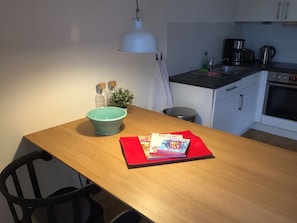 Réfrigérateur, un four, surface de cuisson, lave-vaisselle