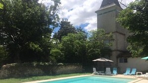A swimming pool with lounge chairs and umbrellas, surrounded by trees and a stone wall. - Very nice mansion in Fiac (Lavaur) near Toulouse (Fiac)