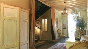 A staircase leading to a second floor, a chandelier, and a vase with flowers on a table. - Very nice mansion in Fiac (Lavaur) near Toulouse (Fiac)