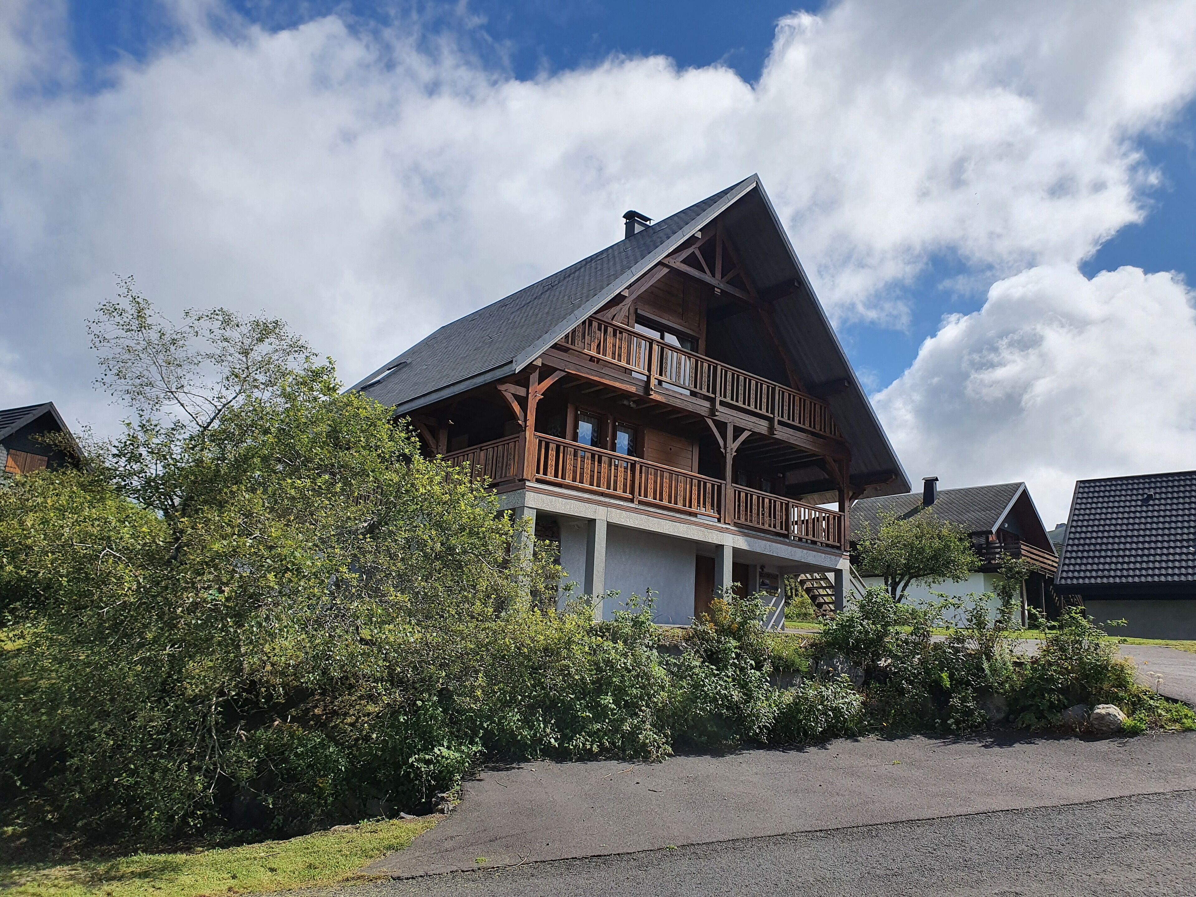 Large chalet - Facing south, view of the Cantal - 15 people, at the foot of the slopes