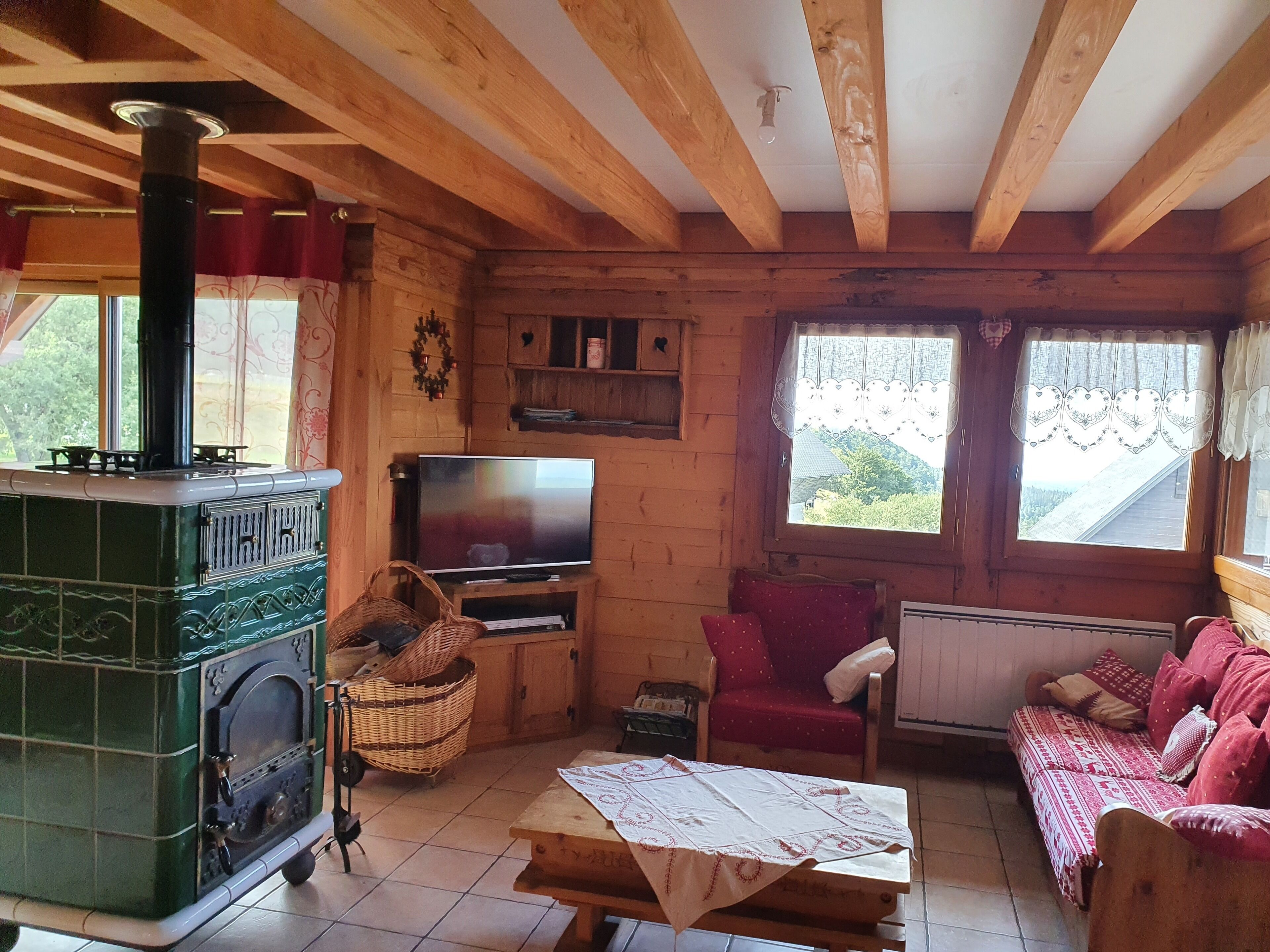 Large chalet - Facing south, view of the Cantal - 15 people, at the foot of the slopes