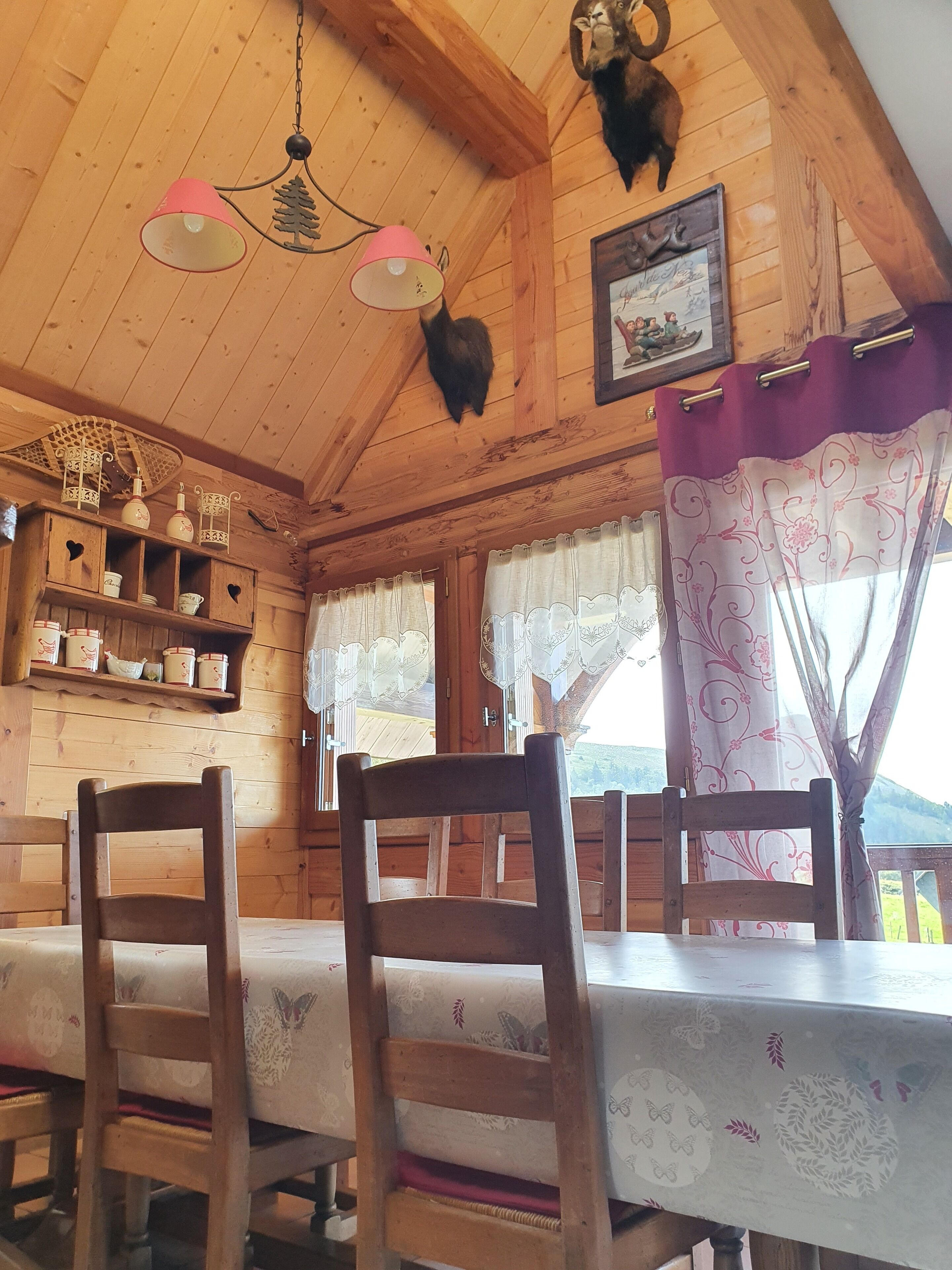 Large chalet - Facing south, view of the Cantal - 15 people, at the foot of the slopes