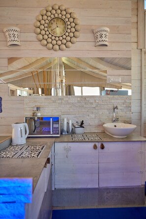 Eenvoudig appartement, 2 slaapkamers, niet-roken | Gemeenschappelijke keuken | Een koelkast, een magnetron, een kookplaat, een waterkoker