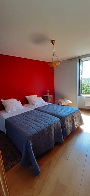 3 bedrooms, iron/ironing board, travel crib, bed sheets - Cottage in Dun-high "LA BAURETTE" (Dun-sur-Meuse)