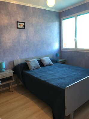 4 bedrooms, soundproofing, iron/ironing board