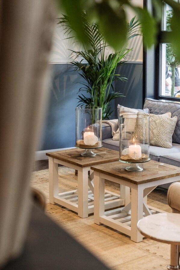 Télévision à écran plat de 38 pouces avec chaînes par satellite