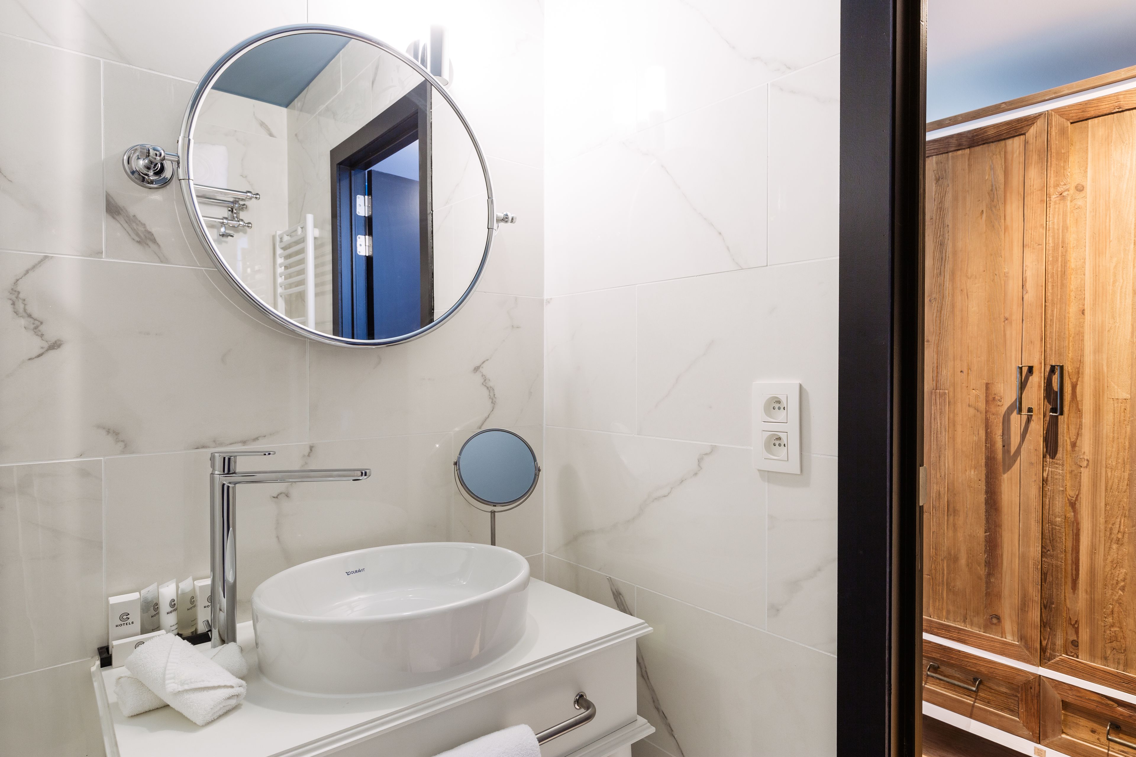 twin room, city view | bathroom | shower, free toiletries, towels