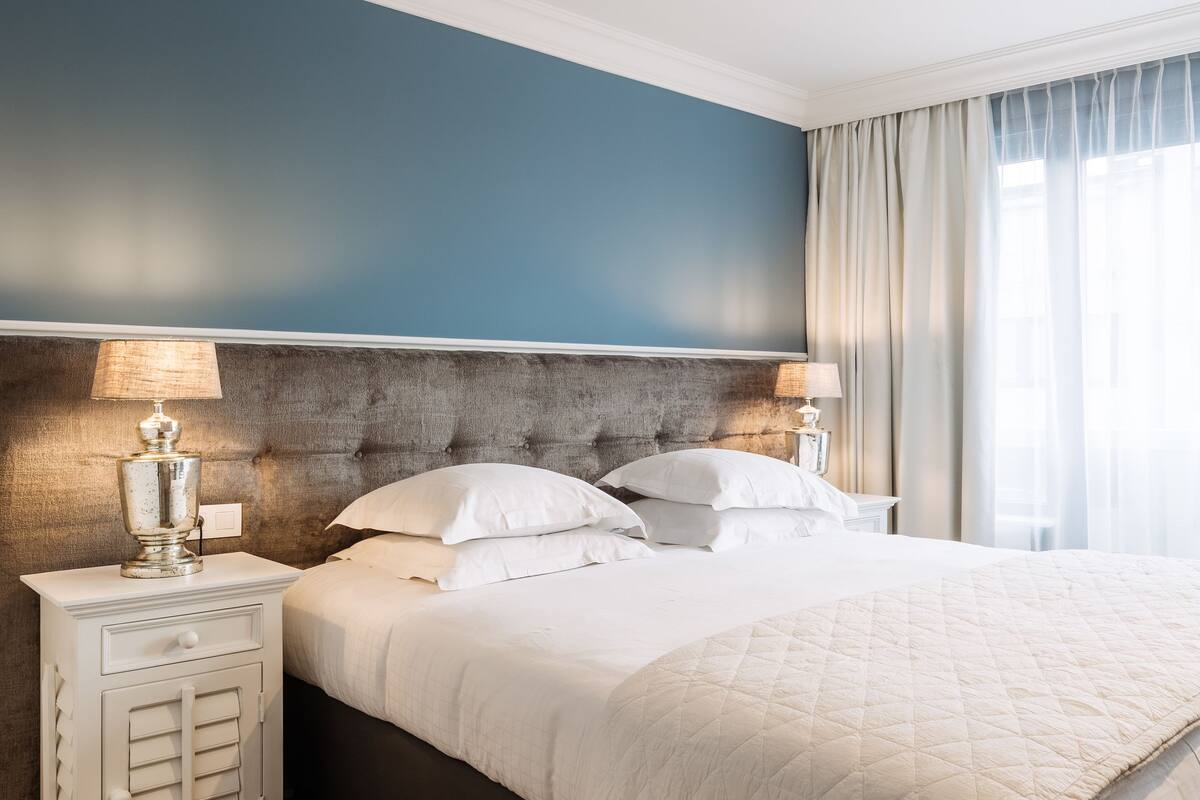 minibar, free wifi, bed sheets