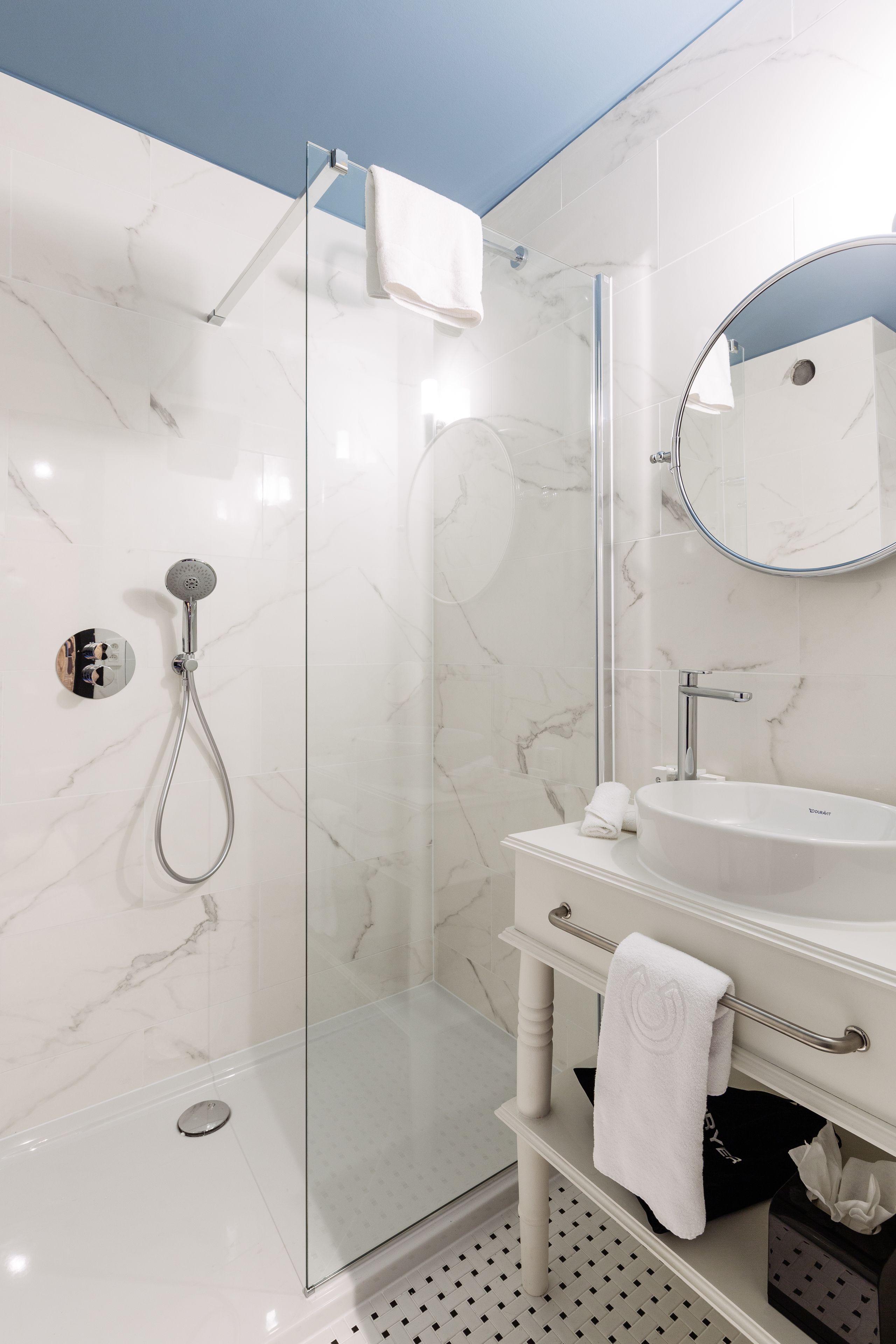 تجهيزات دش، مستلزمات مجانية للعناية الشخصية، مناشف